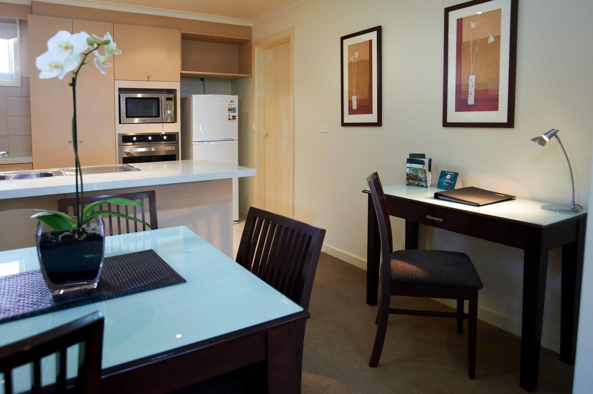Comfort Apartments Royal Gardens Melbourne Room photo